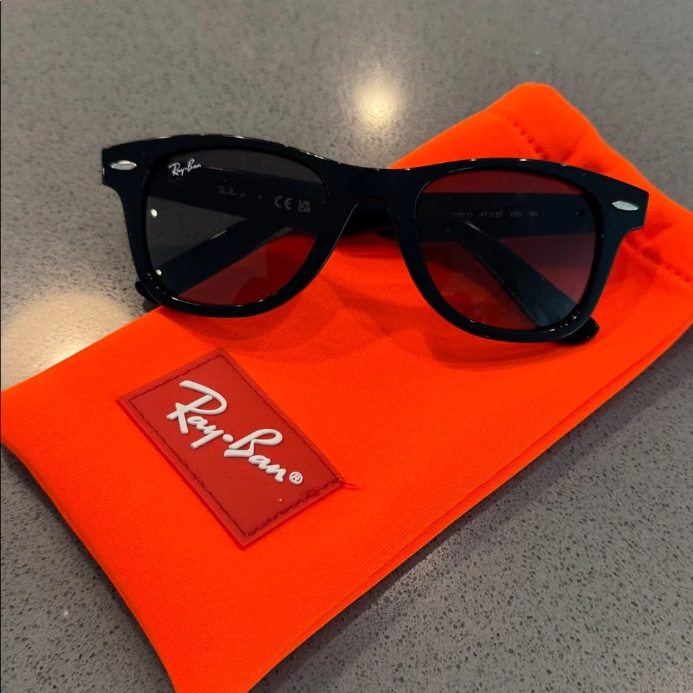 Ray-Ban Junior Wayfarer Sunglasses 😎
